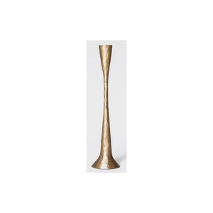 El portavelas de aluminio artesanal no solo es un accesorio funcional, sino una pieza llamativa que refleja el portavelas artístico - Product Image 5