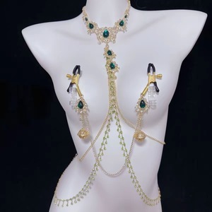 Cadena Corporal Dorada Sexy con Pinzas para Pezones de Esmeralda, Collar de Pedrería, Arnés Exótico, Cinturón de Cintura, Juguete Sexual para Adultos - Product Image 4