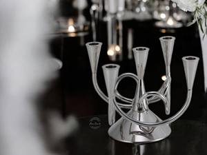 Elegante candelabro dorado de 4 brazos, perfecto para bodas y eventos especiales, agrega belleza atemporal e iluminación cálida a cualquier entorno - Product Image 4