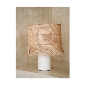 Lampe de table en rotin tissé à la main, design personnalisé, avec source de lumière LED, style farmhouse, collection Iqbal - Product Image 1