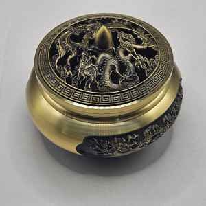 Quemador de incienso redondo hecho a mano en metal dorado con acabado pulido, perfecto para accesorio de mesa elegante, Base estable - Product Image 3