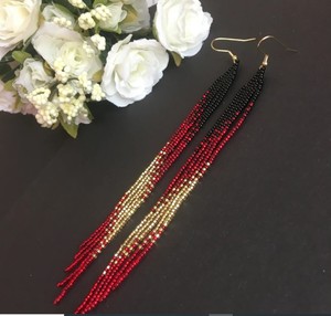 Boucles d'oreilles tendance de luxe de qualité supérieure, très longues, noires, rouges et dorées, avec pampilles perlées - Product Image 1