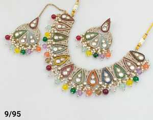 Bijoux les plus à la mode pour mariage indien Fonction CZ Pierre cloutée avec perle Travail Collier Set Boucles d'oreilles & Mangtika Set - Product Image 1