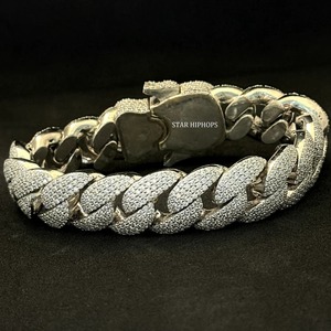 Cadeau de luxe chrétien en argent sterling 925 VVS Moissanite 22mm de large chaîne à maillons cubains - Product Image 1