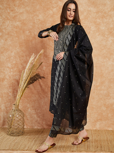 Conjunto de Kurta, Pantalones y Dupatta de Verano para Mujer, Color Negro, Bordado, Mezcla de Algodón, Cuello en V, Corte en A, 100% Calidad de Exportación, Largo y Moderno - Product Image 2