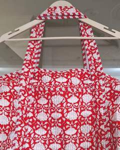 Sac fourre-tout en coton à fleurs rouge fait à la main avec fermeture éclair | Sac à bandoulière imprimé bloc matelassé | Sac de transport spacieux et de tous les jours - Product Image 3