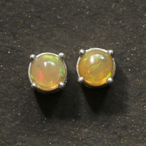 Pendientes de Ópalo Etíope Natural de 0.66ct con Diseño de Mariposa en Plata de Ley - Product Image 4