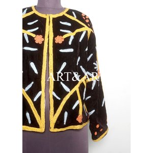 Veste en coton matelassée brodée à la main en velours pour femmes, écologique, à manches longues, style Suzani, vente en gros, pour les fêtes - Product Image 2