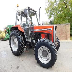 Massey Ferguson 390 4WD ในสนามพร้อมรถแทรกเตอร์มาตรฐาน - Product Image 1