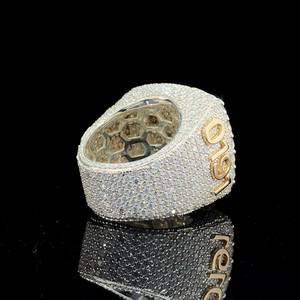 Anillo personalizado de Hip Hop de diseñador para hombre en oro amarillo de 14 Kt con diamantes de corte redondo cultivados en laboratorio con claridad VVS mejorada - Product Image 3