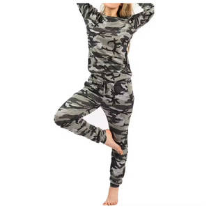 Conjuntos deportivos de camuflaje para mujer al por mayor, cómodos, de dos piezas, estilo casual para uso diario y viajes. - Product Image 1