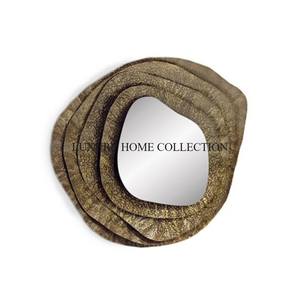 Marco de espejo de pared de diseño de metal de latón antiguo llamativo con detalles Sunburst y texturas desgastadas para interiores dramáticos - Product Image 1