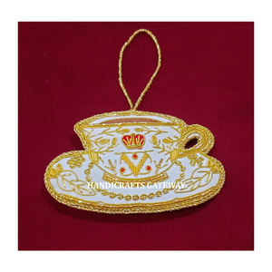 Ornements de Noël en forme de coupe jaune de style chrétien, faits à la main, avec broderie zari de haute qualité et sequins, à bas prix - Product Image 1