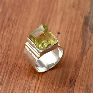 Anillo de Cuarzo Limón Natural, Ecológico, con Banda Ancha de Plata de Ley, Estilo Boho - Product Image 3