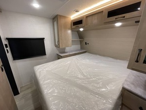 Caravane d'occasion 2025 F-o-r-e-s-t R-i-v-e-r S-o-l-a-i-r-e 243BHS à vendre - Product Image 2