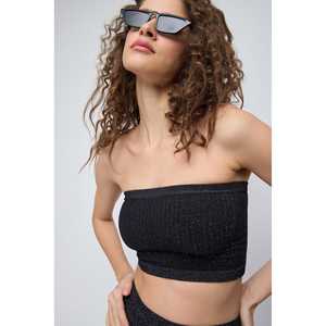 Chemisier court décontracté scintillant à col ras du cou avec logo frontal sans couture - Product Image 1