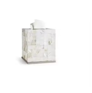 Boîte à mouchoirs de style traditionnel rouge pour décor de bureau à domicile et de table à manger avec un look élégant et une utilisation fonctionnelle quotidienne - Product Image 2