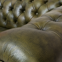 Sofá Chesterfield de Cuero Genuino Verde Militar, Tradicional, Hecho a Mano, de Tres Plazas, Patas de Madera, Personalizable, OEM/ODM, Sofá de Lujo con Mechones
