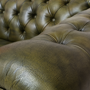 Sofá Chesterfield de Cuero Genuino Verde Militar, Estilo Moderno de Mediados de Siglo, Hecho a Mano, Tres Plazas, Patas de Madera, Personalizable, OEM/ODM, Sofá de Lujo - Product Image 4
