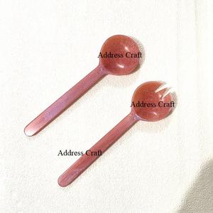 Ensemble de serveurs à salade en résine sans danger pour les aliments décor de table le plus populaire avec cuillère à salade fourchette ustensiles de cuisine tendance - Product Image 1