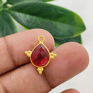 Dije de Cuarzo Rubelita con Bisel Decorativo en Forma de Pera, Plata de Ley Chapada en Oro, Hecho a Mano, Conector para Fabricación de Joyería - Product Image 4