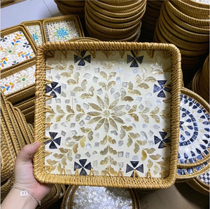 Plateau rectangulaire en rotin avec détails en coquillages nacrés et nacre pour la vaisselle, le rangement et la décoration - Product Image 4