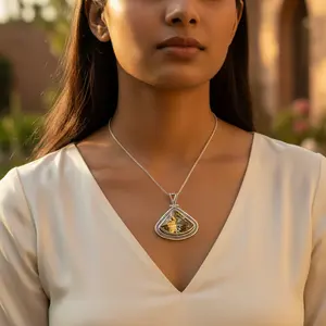 Colgante de Plata 925 con Gema de Citrino para Mujer, Diseño Triangular Hecho a Mano con Acabado en Oro Rosa y Baño de Rodio - Product Image 2