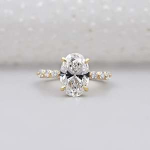 Anillo de compromiso ovalado con halo oculto y banda pavé, engaste de 4 puntas, diamante cultivado en laboratorio - Product Image 1