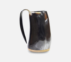 Mug en corne à boire viking artisanal de qualité supérieure avec une finition authentique en grain naturel gris et noir, style nordique traditionnel - Product Image 5