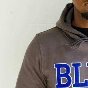 Phi Beta Sigma BLEU Chenille Hoodie Acier Gris Doux Coton Polaire Grec Vie Fraternité Pull à Capuche avec Poche Kangourou - Product Image 3