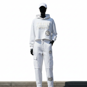 Conjunto de sudadera corta con capucha y pantalones cargo de felpa de algodón y poliéster premium de 240 GSM con logotipo bordado en chenilla blanca para mujer - Product Image 1