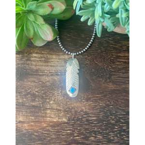 Colgante de Pluma de Plata de Ley y Turquesa Navajo Kingman Hecho a Mano con Tecnología de Engaste en Bisel - Product Image 1