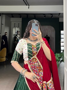 Paillettes de mousseline de soie de couleur étonnante lourde de concepteur exclusif et fabricant de Lehenga Choli de broderie de fil de l'Inde - Product Image 6