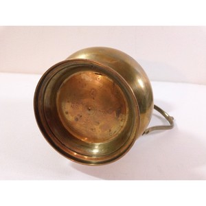 Pichet en laiton de haute qualité avec motif de fleur et de feuille gravé Pichet en laiton décoratif avec poignée - Product Image 2