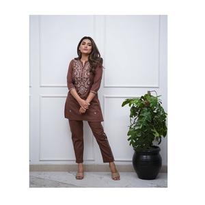 Kurtis imprimés pour dames personnalisables fabriqués en Inde, brodés et unis, pour l'exportation, disponibles au prix d'exportation - Product Image 3