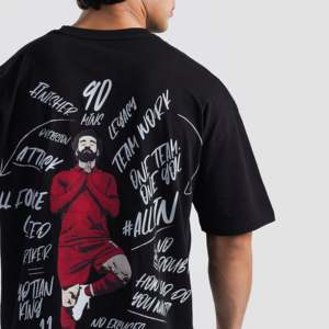 Camiseta M Salah en Negro - Elegante Corte Recortado, 100% Algodón, Tejido Jersey Transpirable con Estampado, Ligera - Product Image 3