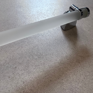 ที่แขวนผ้าเช็ดตัวกระจกนิรภัยสีขาวฝ้าพร้อมที่ยึดติดผนังสแตนเลสขัดเงา อุปกรณ์เสริมในห้องน้ำที่เรียบง่ายและทนทาน - Product Image 3