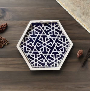 Bandeja de madera para servir con asas de metal disponible con un conjunto de cuencos estampados de esmalte perfecto para servir y decorar el hogar - Product Image 5