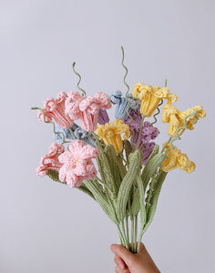Ramo de Narcisos Puntiagudos en Degradado, Flores Eternas Hechas a Mano con Ganchillo, para Decoración del Hogar, Regalos Festivos y Ramos de Novia - Product Image 1