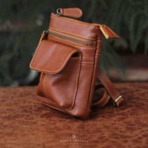 Andcrafted Sling Bag Hecho de auténtico diseño de cuero de vaca con cierres seguros y correa de hombro cómoda - Product Image 3