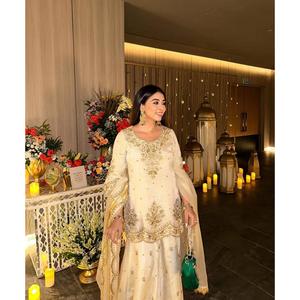 Ensemble Salwar Kameez en soie Chinon moderne et élégant, trois pièces, avec dupatta en georgette fortement orné, tenue ethnique pour femmes, pour les fêtes et les mariages - Product Image 3