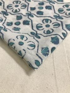 Tissu en coton imprimé à la main, motif floral géométrique répété en vert sarcelle sur fond naturel - Product Image 4