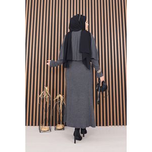 Ensemble deux pièces décontracté gris avec cape boutonnée et robe en maille, style hijab, avec caractéristiques formelles musulmanes - Product Image 6