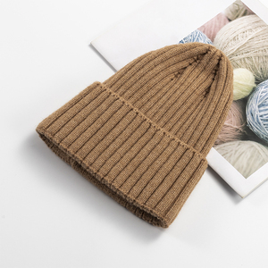 Gorro de Invierno Informal de Algodón 100% Negro con una Sola Franja Roja y Puño para Hombre y Mujer - Product Image 5