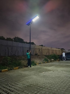 Offre Spéciale 150W-300W Tout-en-un Solaire LED Réverbère Haute Lumen IP65 Capteur Radar 400W Puissance 200W Batterie Aluminium Utilisation Autoroute - Product Image 5