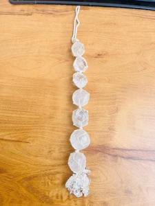 กระดิ่งลมคริสตัลควอตซ์ใสคุณภาพพรีเมียม ทำด้วยมือ พร้อมหินปาล์มขัดเงาและพู่ห้อย ขนาด 15-20 ซม. ของตกแต่งบ้าน ฮวงจุ้ย - Product Image 4