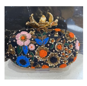 Pochette de soirée élégante pour femmes, parfaite pour les fêtes, les mariages et les événements officiels disponibles à la vente depuis l'Inde - Product Image 1