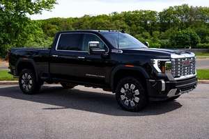 GMC Sierra 3500HD Denali Crew Cab Turbo AWD 2024, conduite à gauche, faible kilométrage, prix en stock, prêt à être expédié - Product Image 2