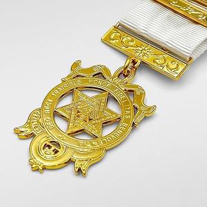 LA COLLECTION MASONIQUE Bijou de poitrine des compagnons de l'arche royale-Symbole du triple tau-Finition dorée-Portefeuille en bijou transparent - Product Image 2