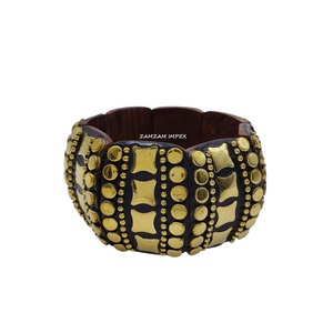 Pulsera de madera elástica gruesa de estilo Tribal bohemio hecha a mano, diseño geométrico tallado con tachuelas de latón, muñequera elástica - Product Image 4